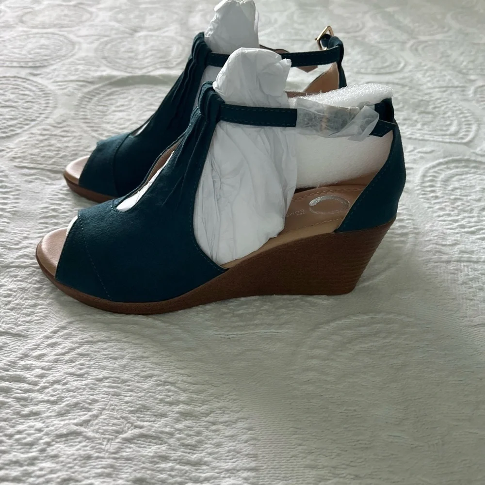 Journey Collection Women Blue Kenzie Comfort Soles, Wedge Sandals, Size 61/2 M .